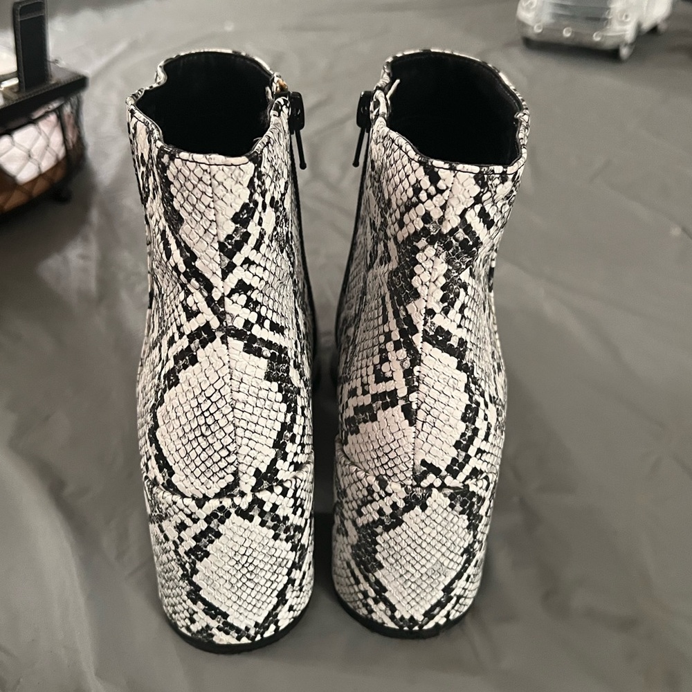 Black and white snake skin booties - Picture 3 of 3